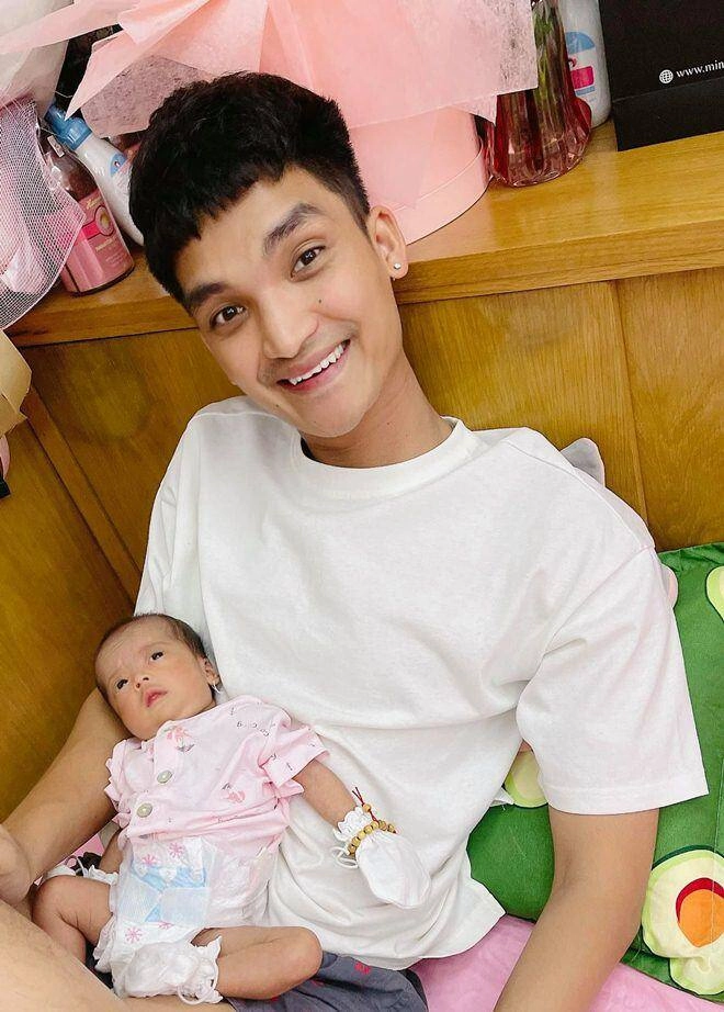 42tuổi mới có con đầu lòng hồ quang hiếu chăm con râu mọc dài không buồn cạo mạc văn khoa thảm hơn - 3