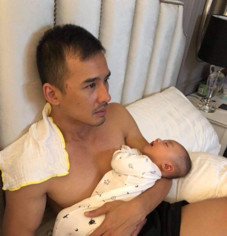 42tuổi mới có con đầu lòng hồ quang hiếu chăm con râu mọc dài không buồn cạo mạc văn khoa thảm hơn - 6