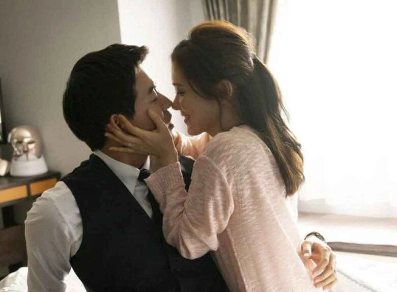 45 tuổi vẫn lấy được vợ trẻ xinh đẹp lại quyến rũ tôi bàng hoàng khi thấy kho ảnh của vợ trong tủ quần áo - 2