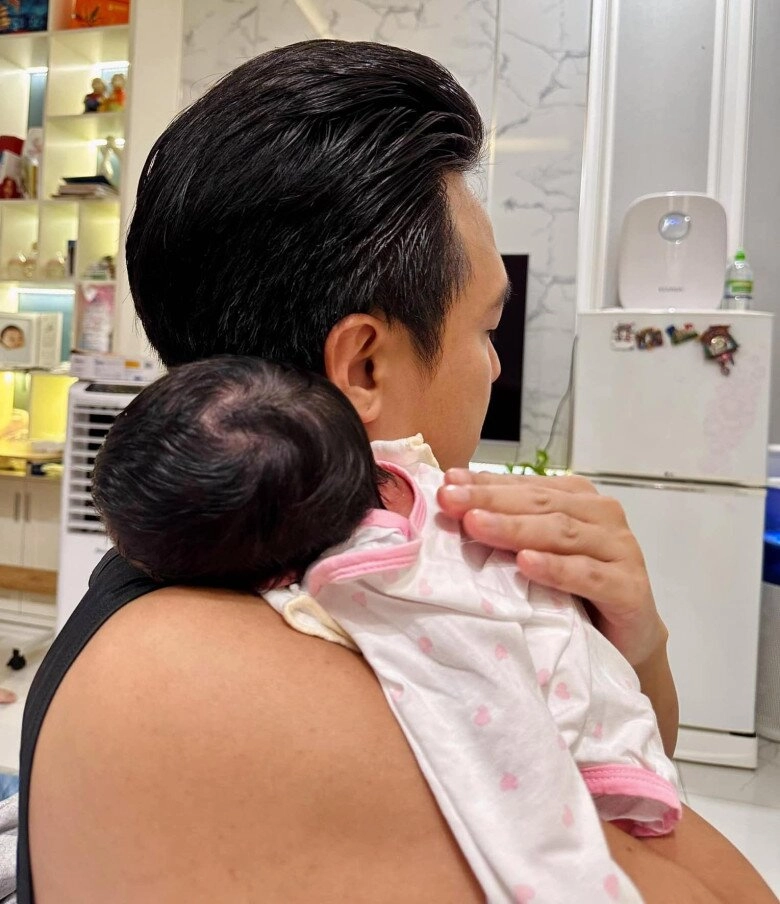 8 năm ròng rã tìm con thanh duy u40 lên chức bố bỉm sữa khéo phụ vợ kha ly chăm ái nữ - 1