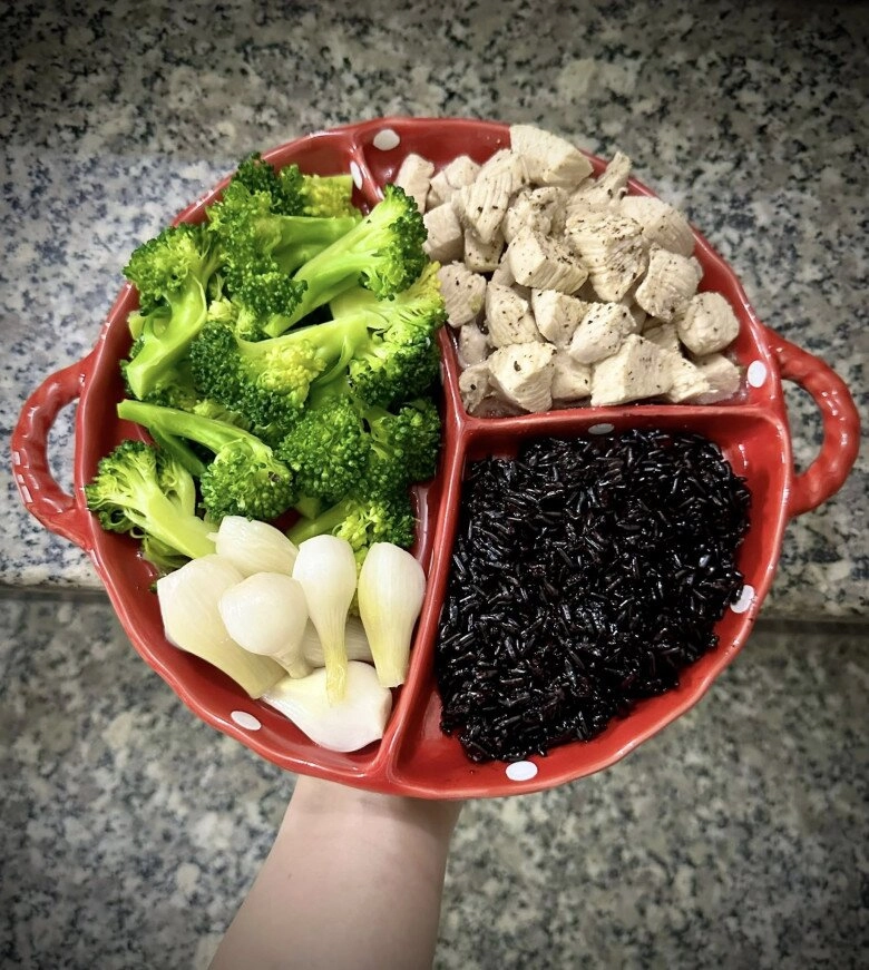 8x chia sẻ loạt cơm đĩa cực ngon nhưng bạn bè thắc mắc ăn thế sao đủ no sự thật hoàn toàn trái ngược - 13