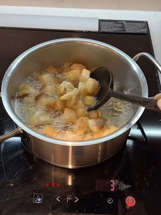Á hậu việt nấu ăn trong căn nhà hàng chục tỷ bữa cơm ấm áp của 3 mẹ con trước khi chuyển đi - 7