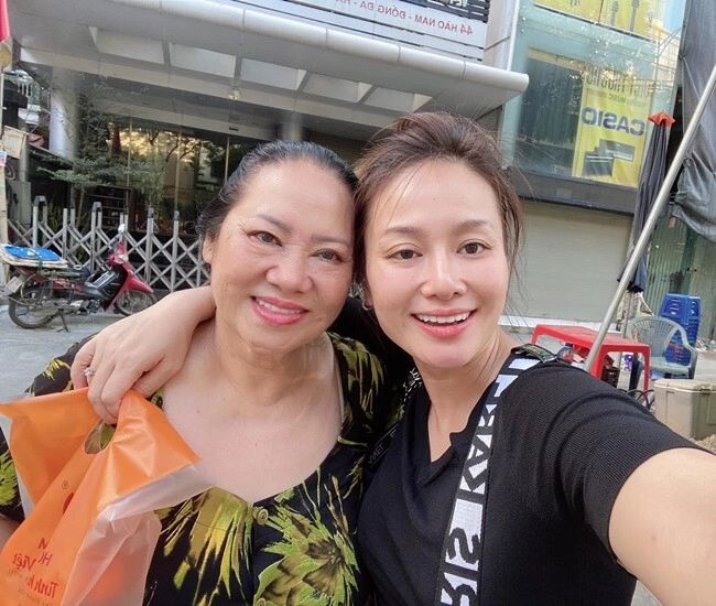 Ấm lòng bữa cơm mẹ ruột nấu cho thu phượng chẳng sơn hào hải vị mà thật quý giá - 1