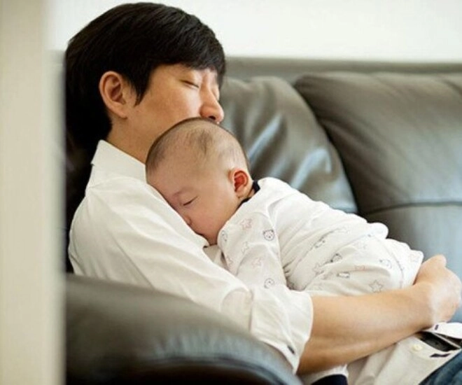 Anh rể làm lương 50 triệutháng về nhà vẫn chăm con dọn nhà giặt giũ quần áo nấu ăn - 1