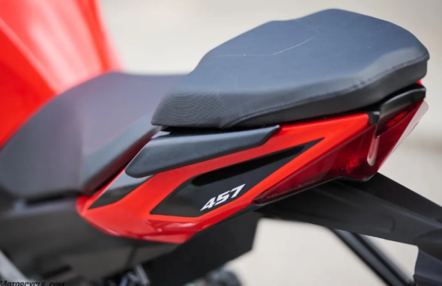 Aprilia tuono 457 2026 có thực sự là mảnh ghép hoàn hảo cho người mới vào cuộc chơi naked bike - 13