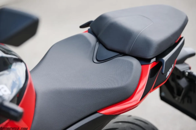 Aprilia tuono 457 2026 có thực sự là mảnh ghép hoàn hảo cho người mới vào cuộc chơi naked bike - 14