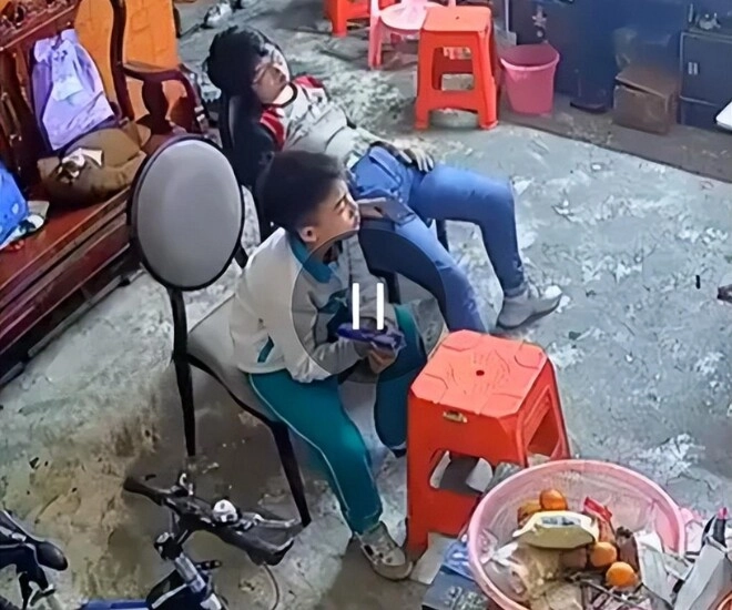 Bà mẹ đột ngột ngất xỉu khi đang xem tivi với con trai phản ứng thờ ơ của cậu nhóc khiến nhiều người phẫn nộ - 1