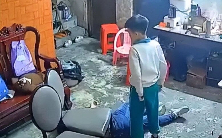 Bà mẹ đột ngột ngất xỉu khi đang xem tivi với con trai phản ứng thờ ơ của cậu nhóc khiến nhiều người phẫn nộ - 2