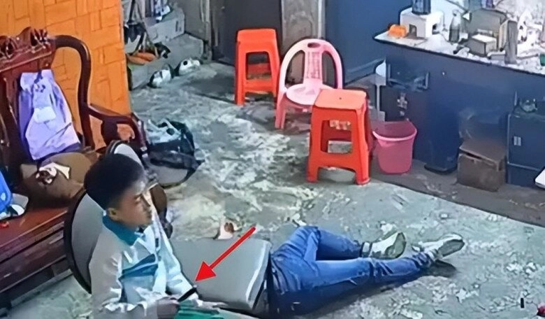 Bà mẹ đột ngột ngất xỉu khi đang xem tivi với con trai phản ứng thờ ơ của cậu nhóc khiến nhiều người phẫn nộ - 3