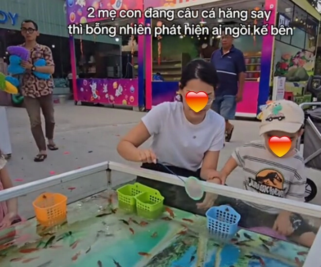 Bà mẹ đưa con đi khu vui chơi về nhà xem ảnh giật mình vì vô tình ngồi cạnh em bé nổi tiếng nhất mxh việt nam - 1
