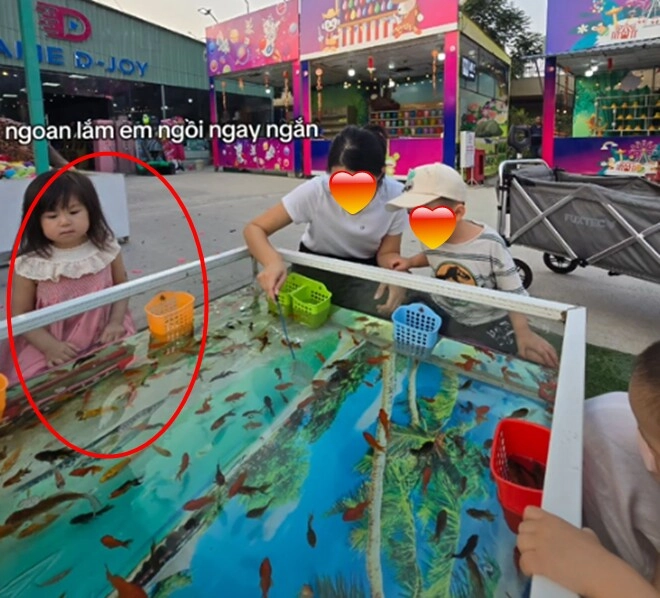 Bà mẹ đưa con đi khu vui chơi về nhà xem ảnh giật mình vì vô tình ngồi cạnh em bé nổi tiếng nhất mxh việt nam - 5