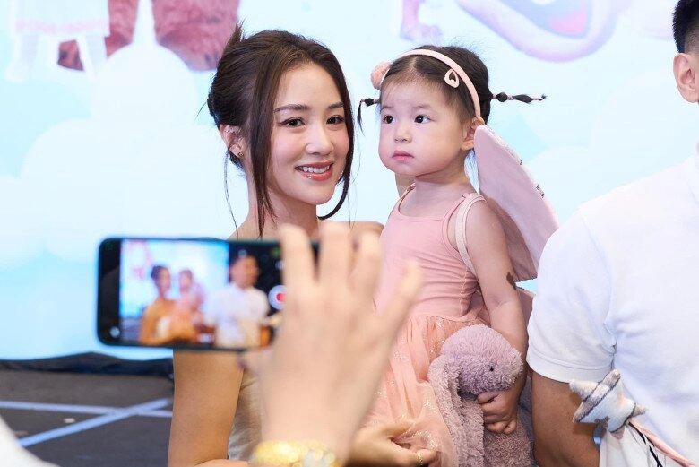 Bà mẹ đưa con đi khu vui chơi về nhà xem ảnh giật mình vì vô tình ngồi cạnh em bé nổi tiếng nhất mxh việt nam - 10