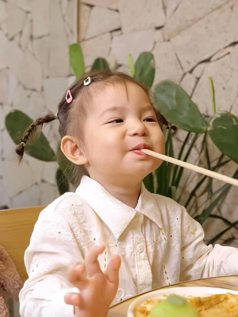Bà mẹ đưa con đi khu vui chơi về nhà xem ảnh giật mình vì vô tình ngồi cạnh em bé nổi tiếng nhất mxh việt nam - 11
