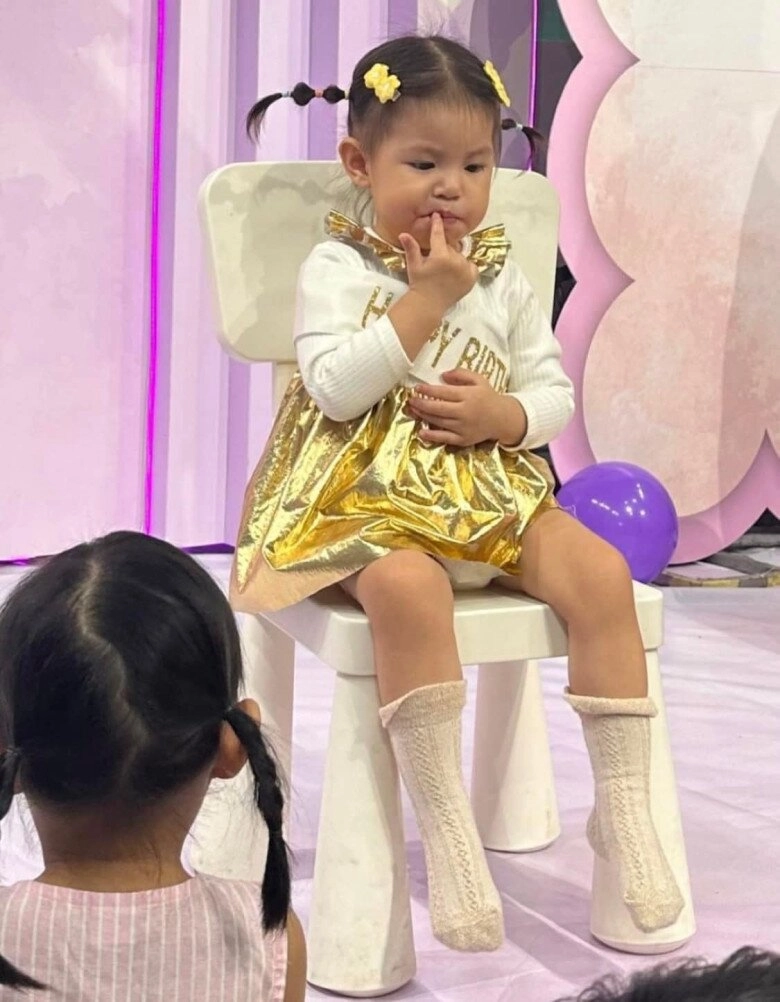 Bà mẹ đưa con đi khu vui chơi về nhà xem ảnh giật mình vì vô tình ngồi cạnh em bé nổi tiếng nhất mxh việt nam - 12