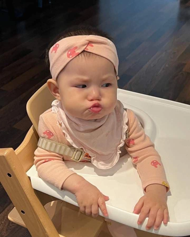 Bà mẹ đưa con đi khu vui chơi về nhà xem ảnh giật mình vì vô tình ngồi cạnh em bé nổi tiếng nhất mxh việt nam - 13