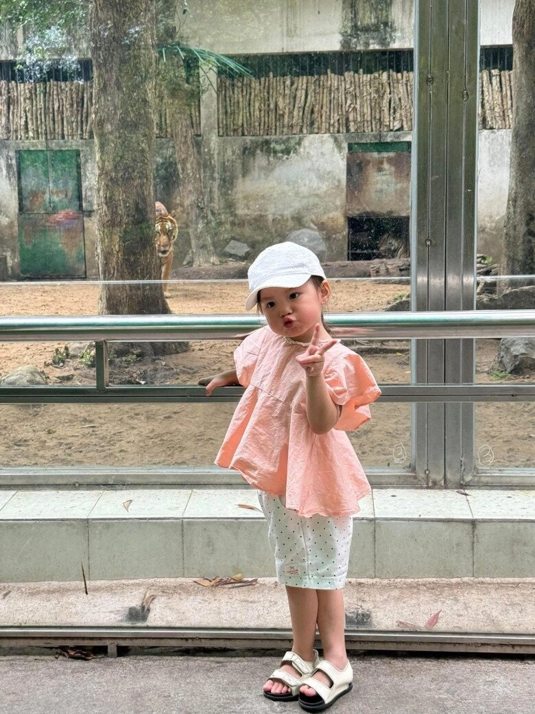 Bà mẹ đưa con đi khu vui chơi về nhà xem ảnh giật mình vì vô tình ngồi cạnh em bé nổi tiếng nhất mxh việt nam - 14
