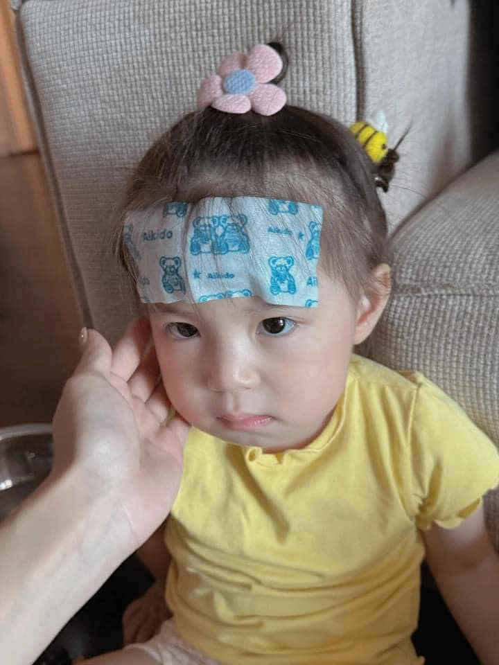 Bà mẹ đưa con đi khu vui chơi về nhà xem ảnh giật mình vì vô tình ngồi cạnh em bé nổi tiếng nhất mxh việt nam - 15