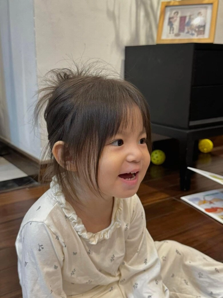 Bà mẹ đưa con đi khu vui chơi về nhà xem ảnh giật mình vì vô tình ngồi cạnh em bé nổi tiếng nhất mxh việt nam - 16
