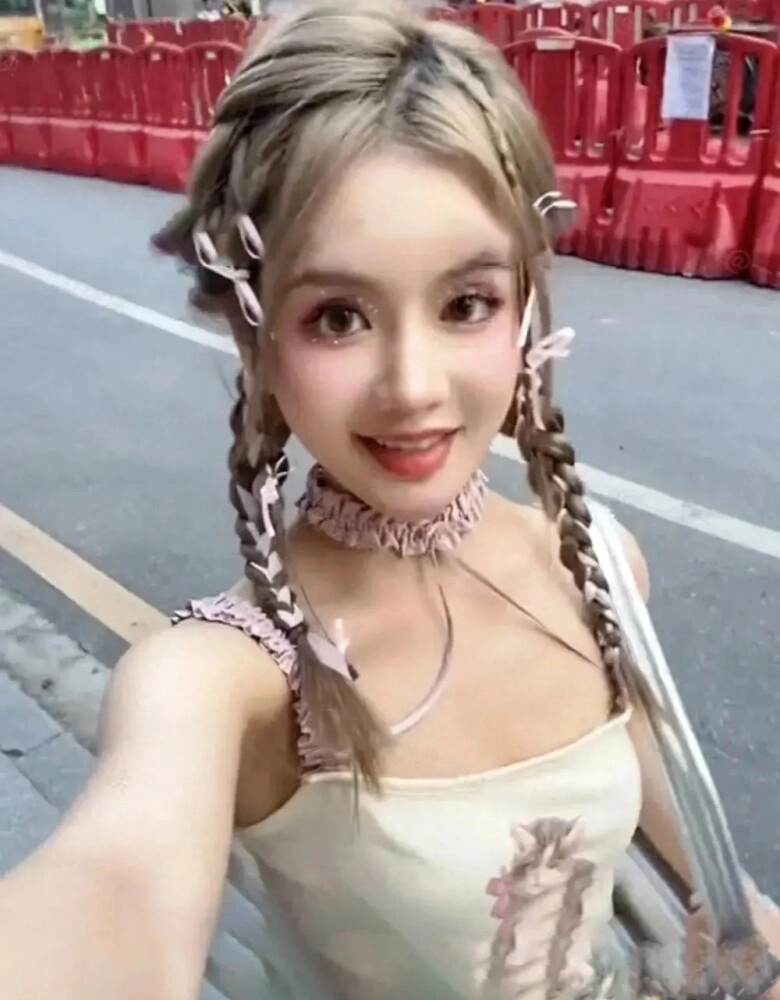 Bà mẹ mặc váy 2 dây đưa con đi học làm ai cũng lén nhìn vì như búp bê biết tuổi thì bất ngờ - 1