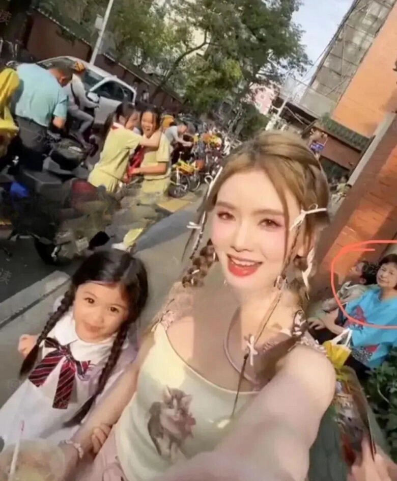 Bà mẹ mặc váy 2 dây đưa con đi học làm ai cũng lén nhìn vì như búp bê biết tuổi thì bất ngờ - 3