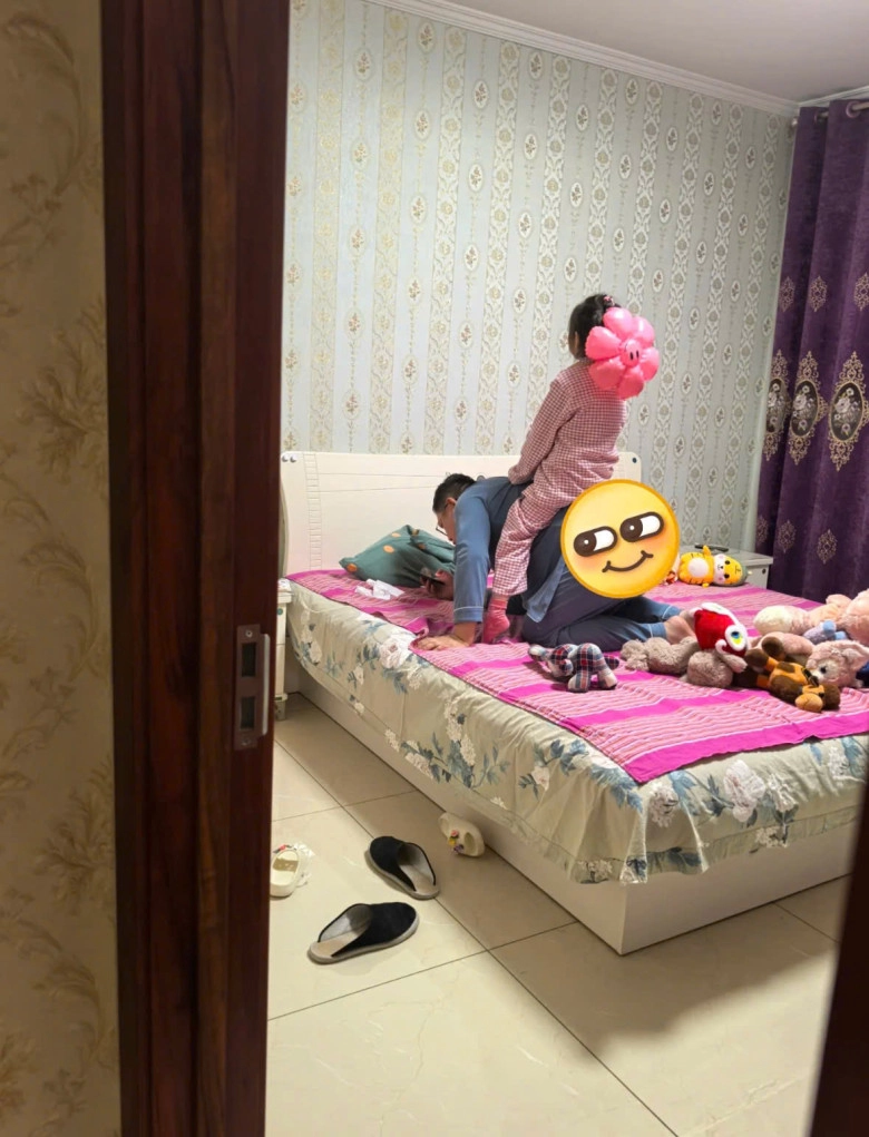 Bà nội gửi ảnh chồng chăm con gái vợxúc động khi nhìn thấy thứ anh đang cầm trên tay - 1