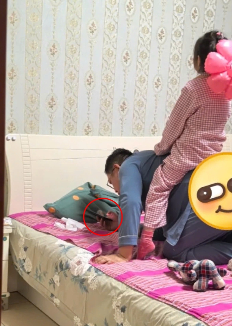 Bà nội gửi ảnh chồng chăm con gái vợxúc động khi nhìn thấy thứ anh đang cầm trên tay - 2