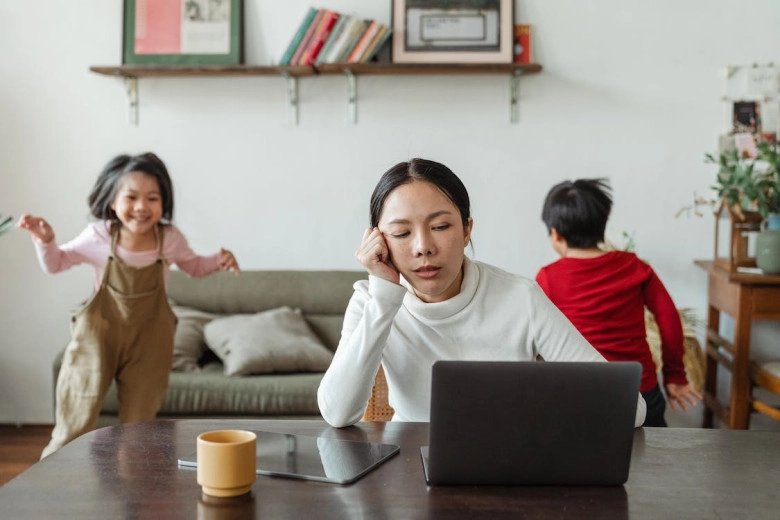 Bà nội gửi ảnh chồng chăm con gái vợxúc động khi nhìn thấy thứ anh đang cầm trên tay - 3