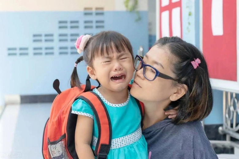 Bà nội lơ đễnh bỏ quên cháu gái ở trường mẫu giáo khi quay lại tìm thì nhiều phụ huynh đau lòng - 1