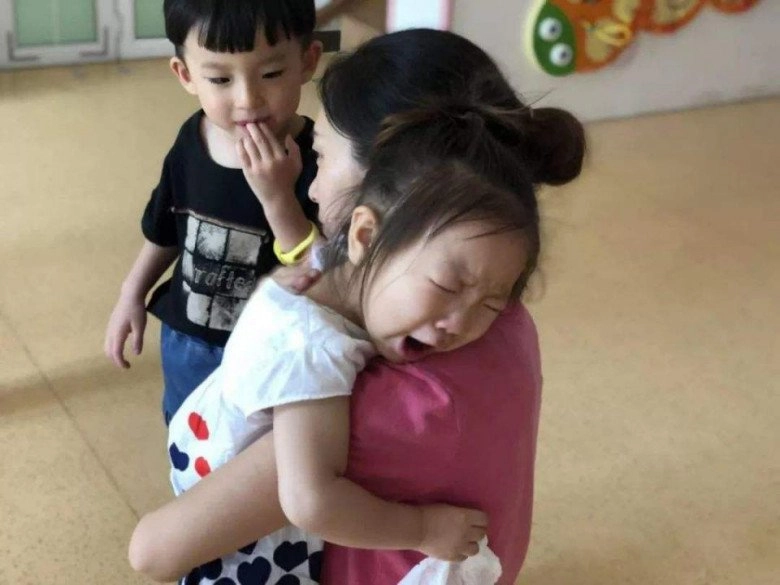 Bà nội lơ đễnh bỏ quên cháu gái ở trường mẫu giáo khi quay lại tìm thì nhiều phụ huynh đau lòng - 2