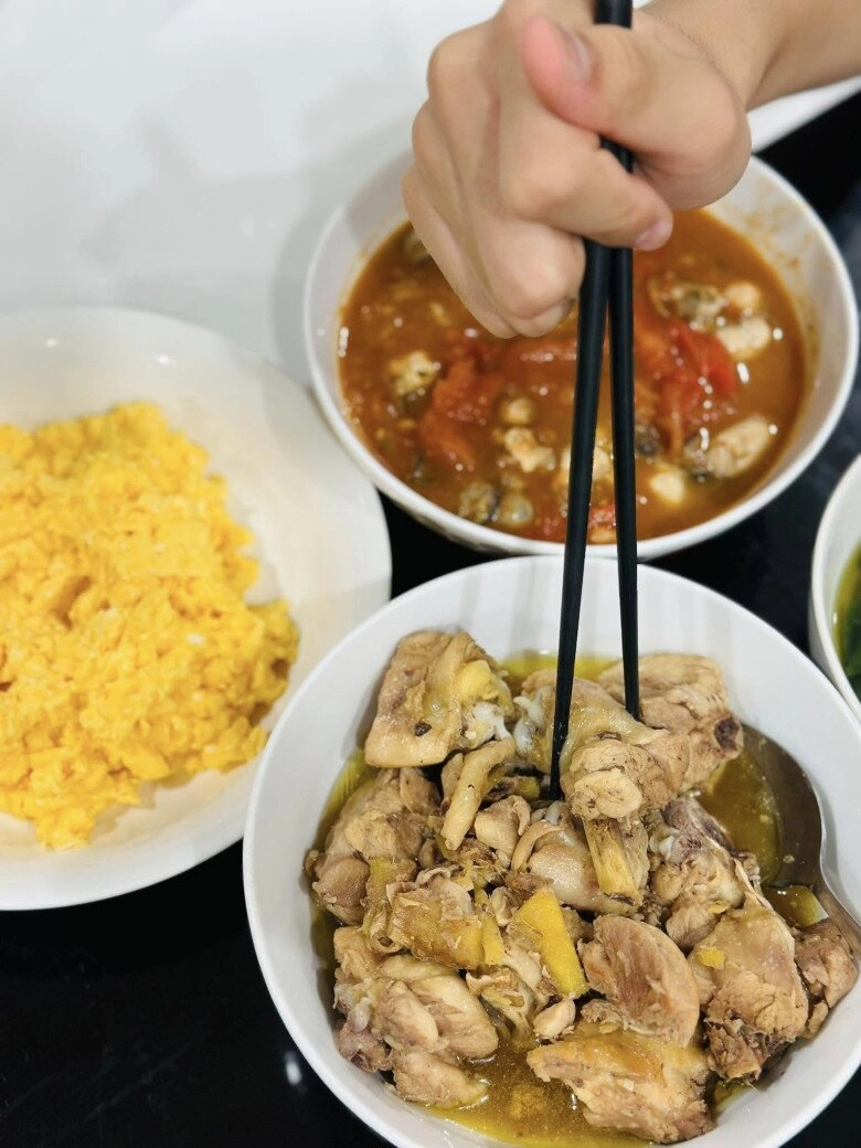 bà trùm chân dài miền bắc và chồng chênh lệch ngoại hình nhưng nhìn mâm cơm là biết lấy đúng người - 7