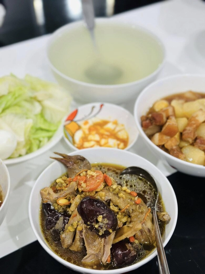 bà trùm chân dài miền bắc và chồng chênh lệch ngoại hình nhưng nhìn mâm cơm là biết lấy đúng người - 13