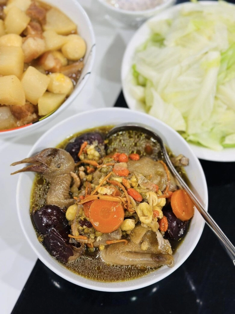bà trùm chân dài miền bắc và chồng chênh lệch ngoại hình nhưng nhìn mâm cơm là biết lấy đúng người - 14