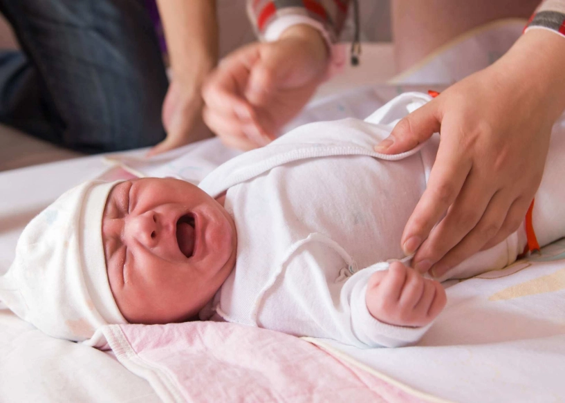 Bác sĩ mách mẹ phương pháp chăm sóc trẻ sơ sinh bị đau bụng - 1