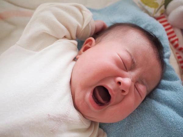 Bác sĩ mách mẹ phương pháp chăm sóc trẻ sơ sinh bị đau bụng - 2