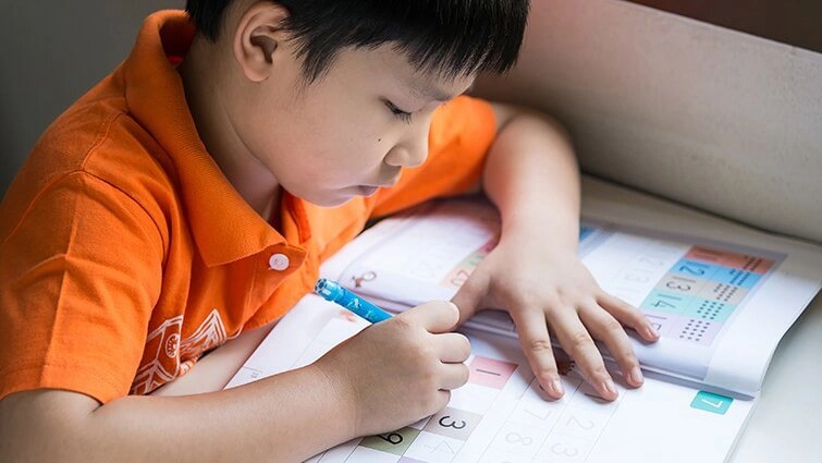 Bài toán tiểu học 17- 7- 2 bằng 12 hay 8 ai cũng tưởng dễ nhưng phụ huynh lại tranh cãi dữ dội - 2