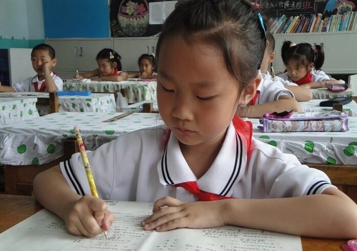 Bài toán tiểu học trên thuyền có 75 con bò 34 con dê hỏi thuyền trưởng bao nhiêu tuổi khiến nhiều phụ huynh bó tay - 1