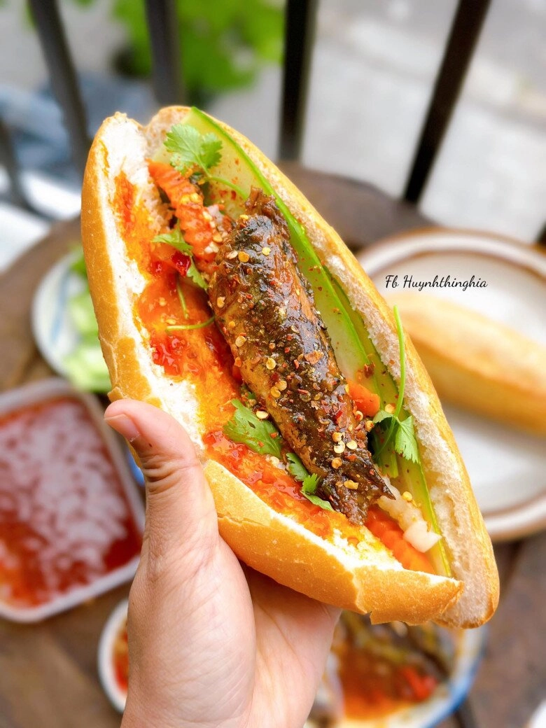 Bánh mì cá nục vừa ngon vừa lạ miệng ăn một lần nhớ mãi - 6