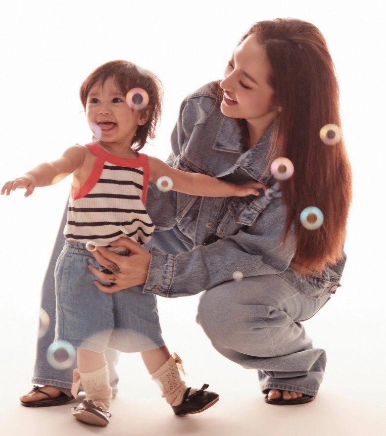 Bảo anh tung loạt ảnh xinh như mộng cùng con gái không cài áo để lộ vùng bụng sau sinh gây chú ý - 3
