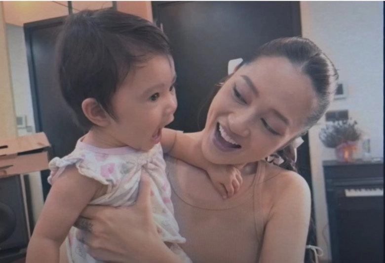 Bảo anh tung loạt ảnh xinh như mộng cùng con gái không cài áo để lộ vùng bụng sau sinh gây chú ý - 7