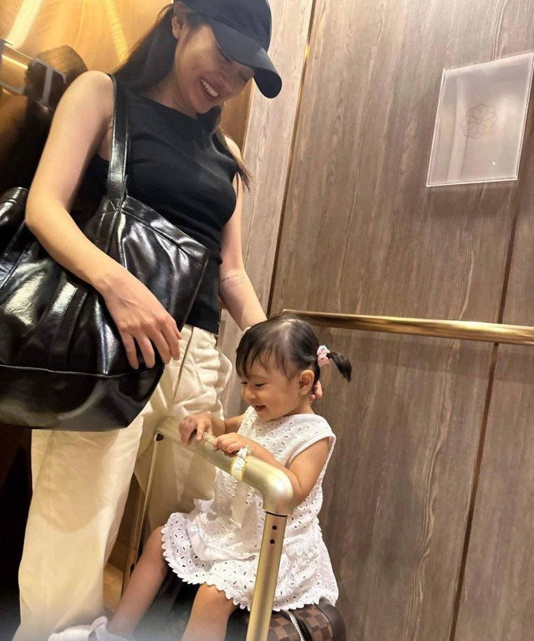 Bảo anh tung loạt ảnh xinh như mộng cùng con gái không cài áo để lộ vùng bụng sau sinh gây chú ý - 10