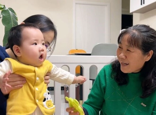 Bảo mẫu lương 32 triệutháng nâng niu con sơ sinh như nâng trứng mẹ nhìn hình ảnh phản chiếu qua cửa tủ sợ xanh mặt đuổi việc gấp - 1
