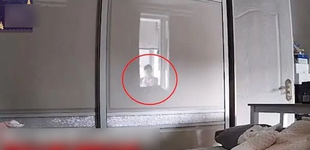 Bảo mẫu lương 32 triệutháng nâng niu con sơ sinh như nâng trứng mẹ nhìn hình ảnh phản chiếu qua cửa tủ sợ xanh mặt đuổi việc gấp - 2