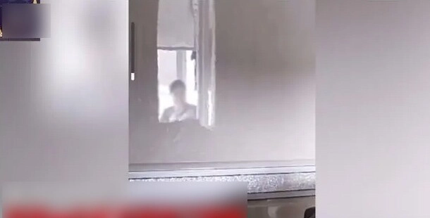 Bảo mẫu lương 32 triệutháng nâng niu con sơ sinh như nâng trứng mẹ nhìn hình ảnh phản chiếu qua cửa tủ sợ xanh mặt đuổi việc gấp - 3