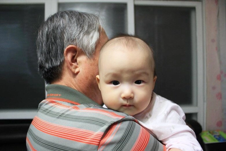 Bảo mẫu lương 32 triệutháng nâng niu con sơ sinh như nâng trứng mẹ nhìn hình ảnh phản chiếu qua cửa tủ sợ xanh mặt đuổi việc gấp - 4