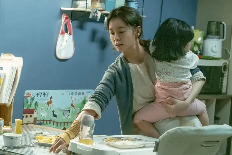 Bảo mẫu xin nghỉ phép về quê cuộc gọi lúc 10 giờ mỗi tối của cô ta với con khiến tôi lo lắng - 1
