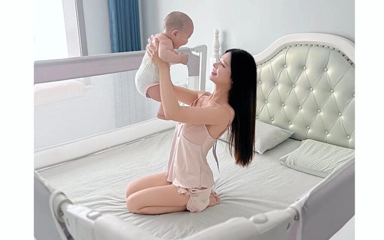 Bảo mẫu xinh đẹp đăng hình chụp thân thiết với con trai lên mạng vừa nhìn thấy chồng tôi lập tức đòi đuổi việc - 1