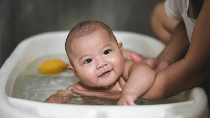 Bảo mẫu xinh đẹp đăng hình chụp thân thiết với con trai lên mạng vừa nhìn thấy chồng tôi lập tức đòi đuổi việc - 2