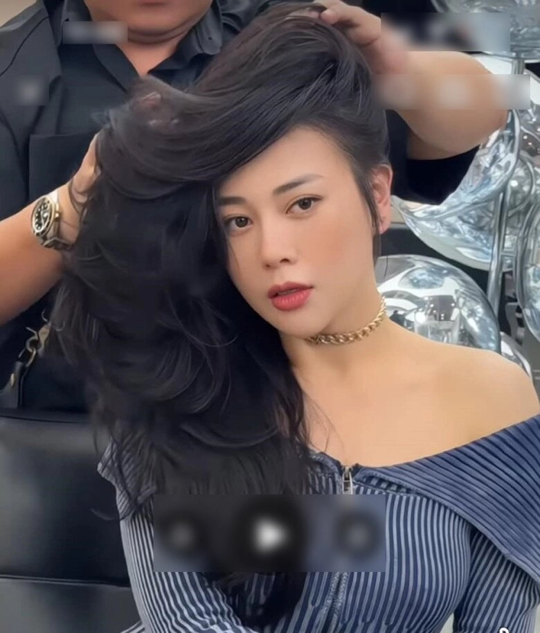 Bắt gặp phương oanh ngoài đời vóc dáng bốc lửa khiến nhân viên xuýt xoa đi làm tóc vẫn gọi điện về ngắm con - 2