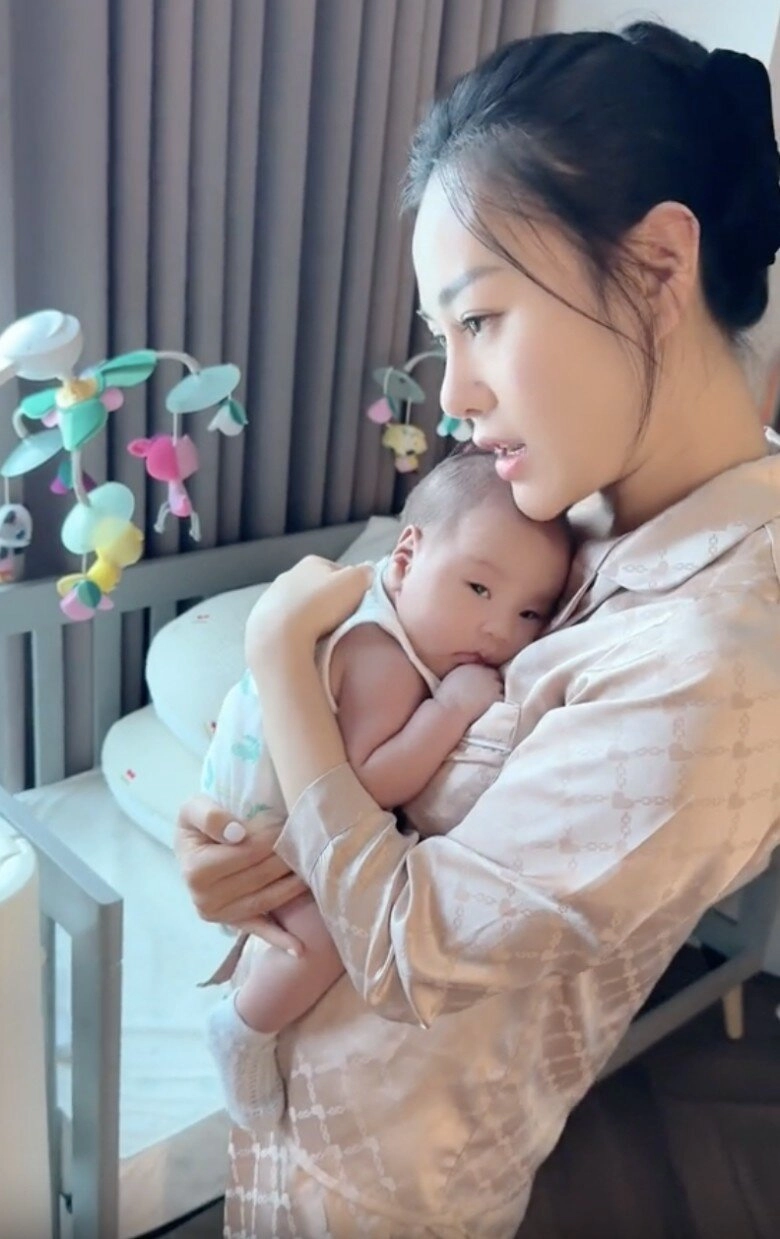 Bắt gặp phương oanh ngoài đời vóc dáng bốc lửa khiến nhân viên xuýt xoa đi làm tóc vẫn gọi điện về ngắm con - 11