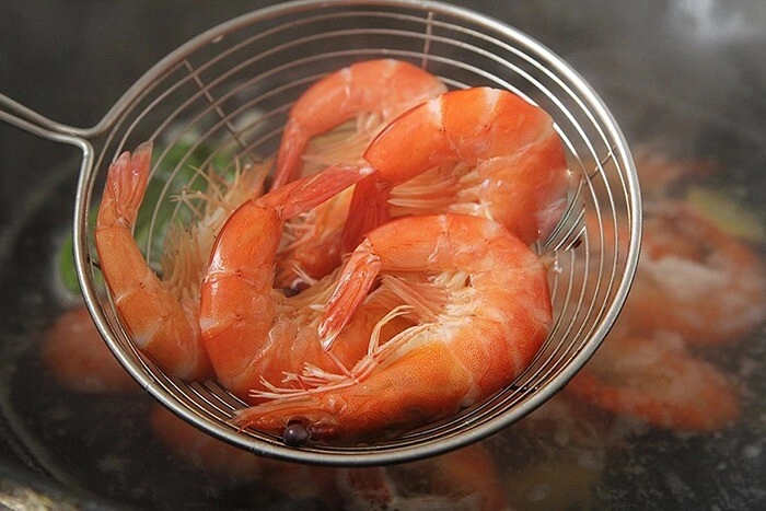 Bất ngờ luộc tôm thả lá này vào tôm lên màu cực đẹp thịt chắc ngọt thơm ngon gấp bội - 3